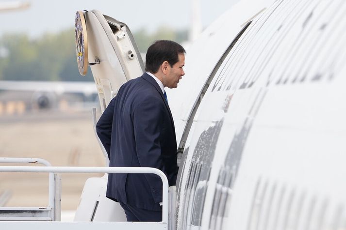 Marco Rubio steig upp í vél fyrr í dag og er á leið hingað til lands. 