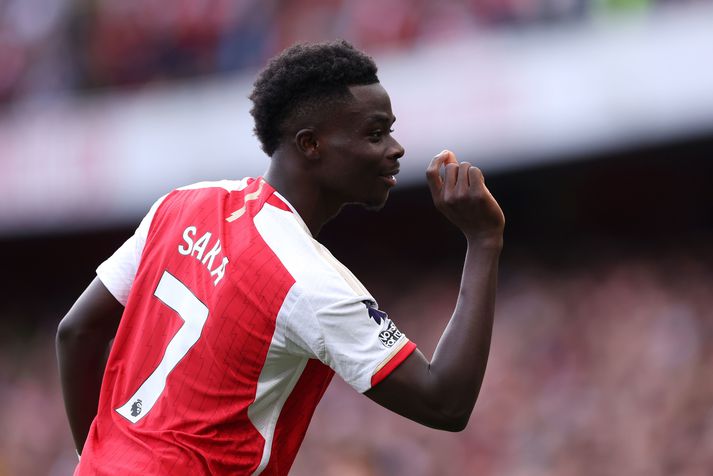 Bukayo Saka fagnaði að hætti James Maddison eftir að Arsenal komst í 1-0 gegn Tottenham.