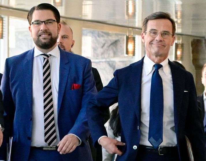 Ulf Kristersson, forsætisráðherra Svíþjóðar og leiðtogi Moderaterna, (t.h.) og Jimmie Åkesson, leiðtogi Svíþjóðardemókrata, (t.v.) voru lukkulegir hvor með annan þegar þeir kynntu kosningabandalag sitt í dag.
