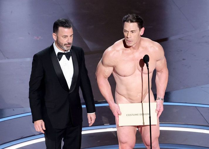 Jimmy Kimmel aðstoðaði John Cena við að tilkynna sigurvegarann í flokki búningahönnuða.