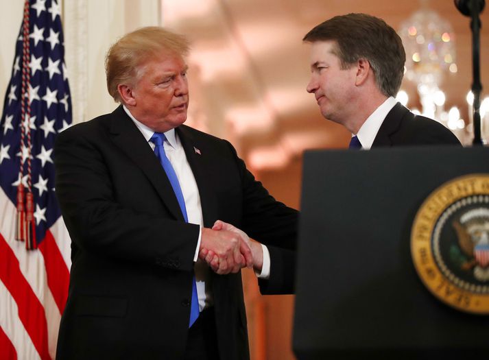 Bandaríkjaforseti tekur hér í hönd Brett Kavanaugh í gærkvöldi.