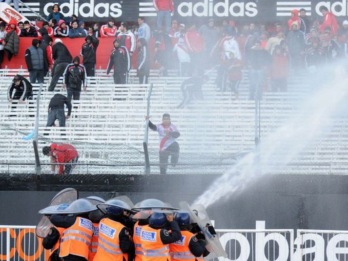 Öryggisverðir sprauta vatni á niðurbrotna stuðningsmenn River Plate
