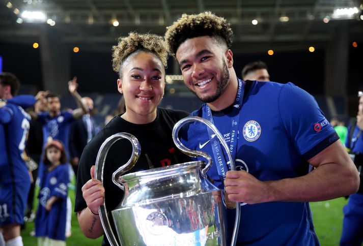 Lauren og Reece James með Meistaradeildarbikarinn eftir úrslitaleik Chelsea og Manchester City í Portúgal í fyrra.