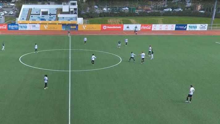 Fatai réttir Gustav Kjeldsen miðann sem olli miklum ruglingi innan herbúða Vestra.