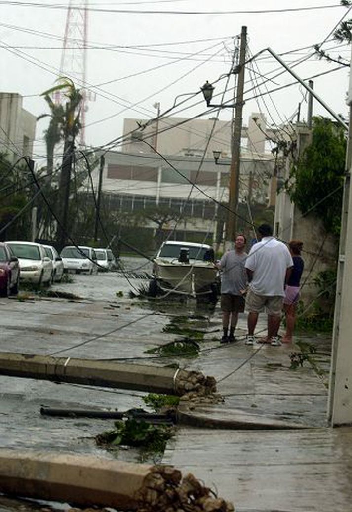 Allt á rúi og stúi. Wilma olli miklum óskunda í Cancun um helgina og létust þrír íbúar bæjarins í veðurofsanum. Eignatjón af völdum stormsins er umtalsvert.