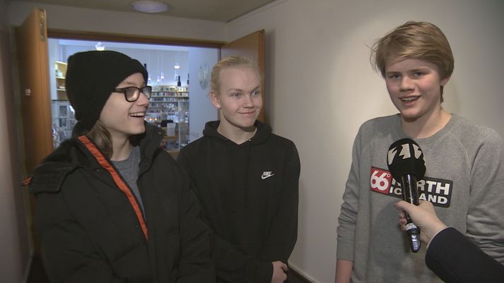 Þeir Hálfdán Helgi Matthíasson, Sölvi Bjartur Ingólfsson og Axel Bjarkar Sigurjónsson vinna að gerð heimildamyndar um umhverfisáhrif samfélagsmiðla.