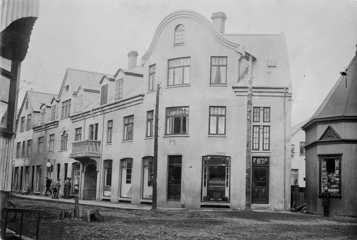 Stórhýsi Bókaverslunar Jónasar Tómassonar var byggt við Silfurtorg á árunum 1922 til 1928.