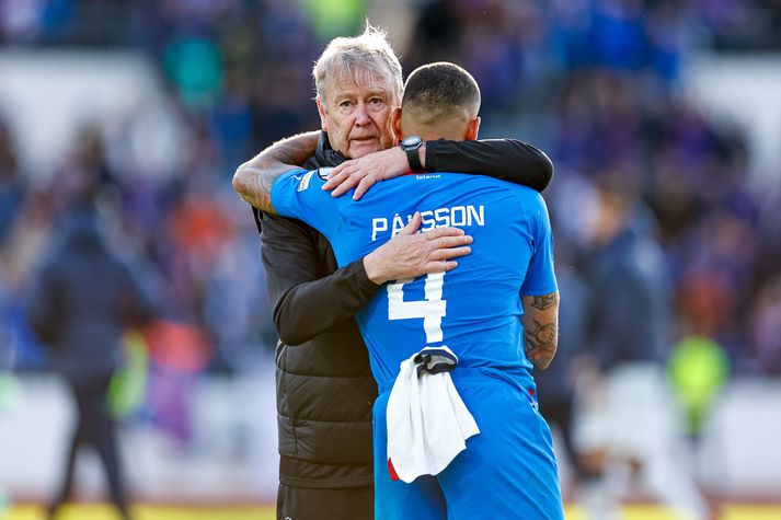 Åge Hareide, landsliðsþjálfari, faðmar Guðlaug Victor - besta mann Íslands - eftir súrt tap gegn Portúgal.