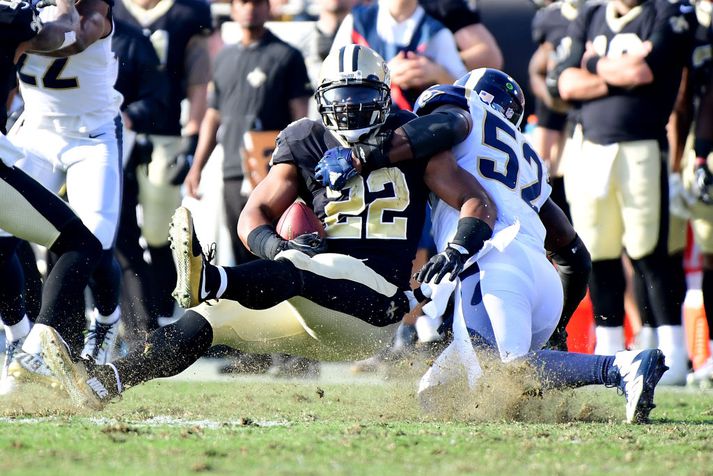 Varnarmaður Rams, Alec Ogletree, stöðvar hér Mark Ingram, hlaupara Saints.