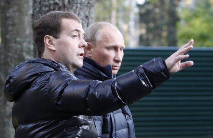 Medvedev og Pútín munu skipta um stóla á næsta ári.