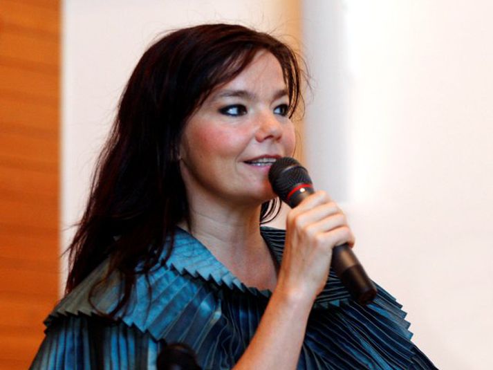 Björk Guðmundsdóttir ætlar að syngja dúett með Ómari Ragnarssyni.