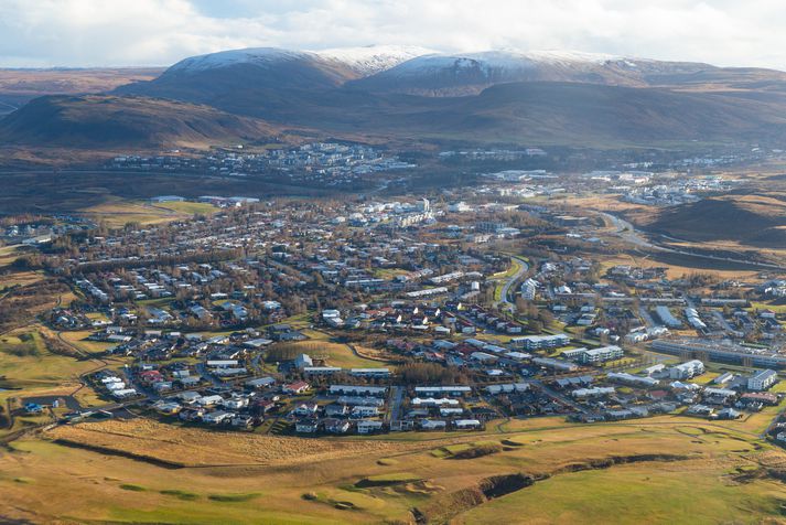 Í tilkynningu lögreglu segir að maðurinn hafi staðið að eldamennskunni fyrir utan vinnubúðir í Mosfellsbæ.