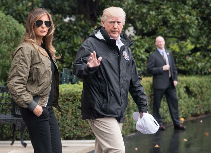 Donald Trump heimsótti hamfarasvæðin í Texas í gær ásamt eiginkonu sinni Melaniu.