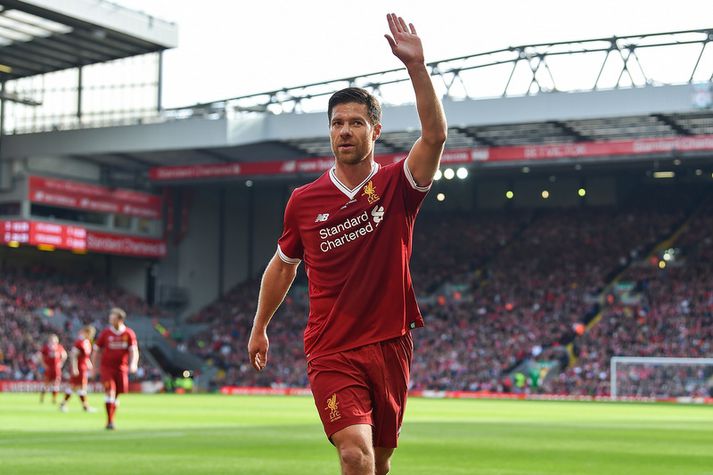 Xabi Alonso þegar hann klæddist aftur Liverpool treyjunni í góðgerðaleik.