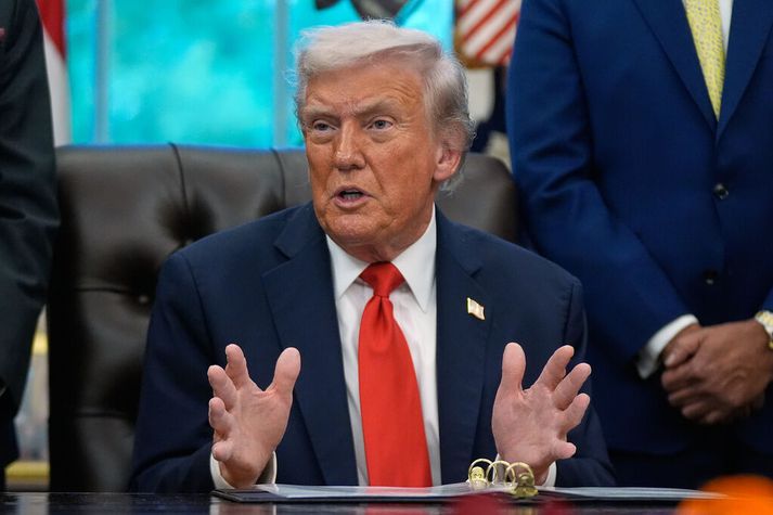 Trump ræddi við fréttamenn í Hvíta húsinu í gær og sagðist sjálfur geta ákveðið hvort ríkisstjórn hans greiddi honum milljarða í bætur.