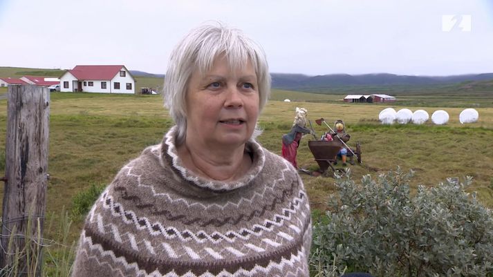 Sigurlína Jóhanna Jóhannesdóttir, bóndi á Snartarstöðum 2 við Kópasker. Fyrir aftan má sjá Grýlu og Leppalúða með barn í pottinum.