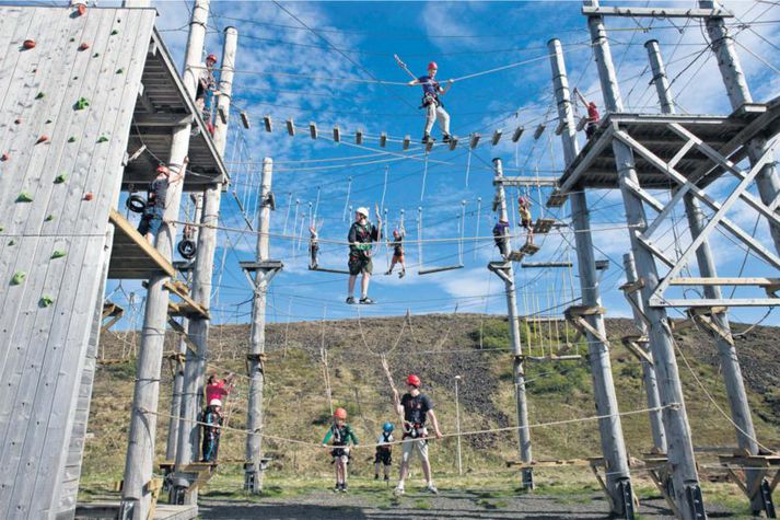 Í Adrenalíngarðinum á Nesjavöllum er stór þrautabraut þar sem finna má ólíkar þrautir í mismunandi hæð.