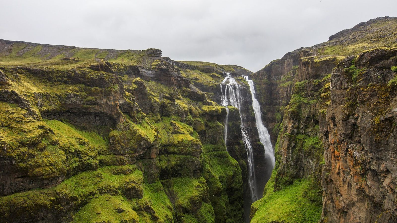 Þyrlan kölluð út vegna beinbrotinnar göngukonu við Glym