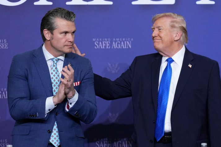 Donald Trump og Pete Hegseth, varnarmálaráðherra. Trump sagði á viðburði í dag að Hegseth hefði verið mikil til í að gera árásir á Íran þegar umræðan um það hófst í Hvíta húsinu.