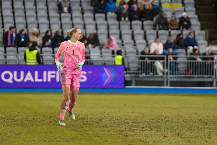 Cecilía Rán veltir sér ekkert upp úr því að þurfa að veltast um í drullunni á Laugardalsvelli, en vonar að England lendi í vandræðum með það. 