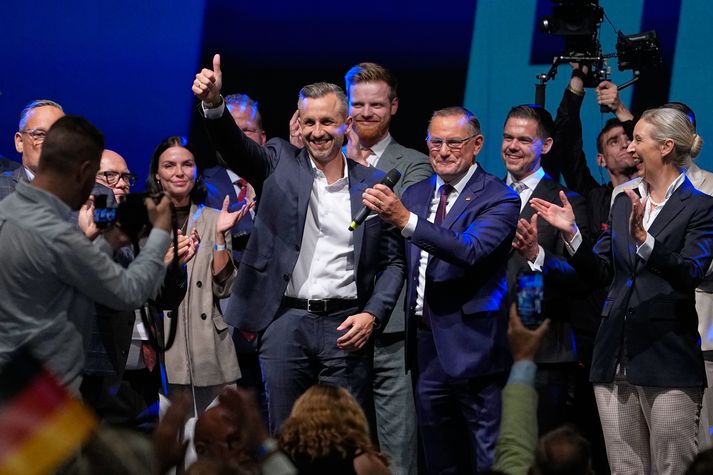 Ulrich Siegmund (með þumalfingur á lofti), oddviti AfD í Saxlandi-Anholt, fagnar sætum sigri í gærkvöldi. Margir nánustu samverkamanna hans voru áður félagar í bönnuðum nýnasistasamtökum.