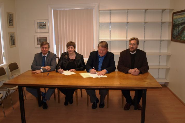 Á myndinni eru frá vinstri talið Eyþór Arnalds, formaður bæjarráðs, Ásta Stefánsdóttir, framkvæmdastjóri sveitarfélagsins, Samúel Smári Hreggviðsson, formaður sóknarnefndar og sr. Sveinn Valgeirsson, sóknarprestur.