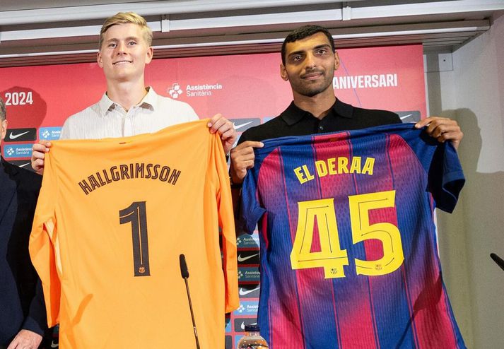 Viktor Gísli Hallgrímsson og Egyptinn Seif El-Deraa halda á treyjum Barcelona.