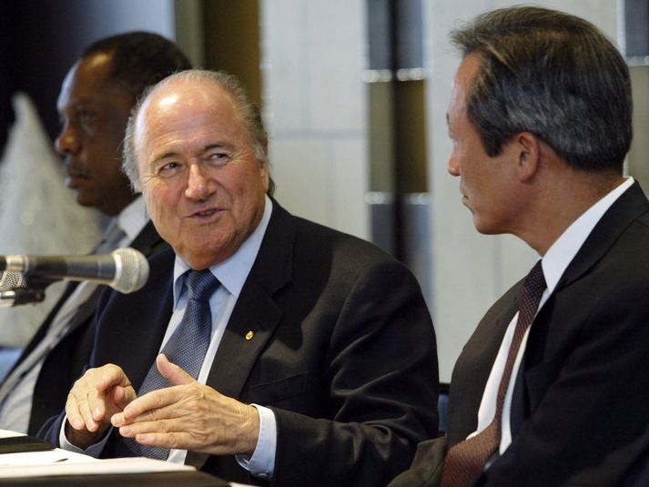 Sepp Blatter, forseti FIFA talar við Chung Mong-Joon.