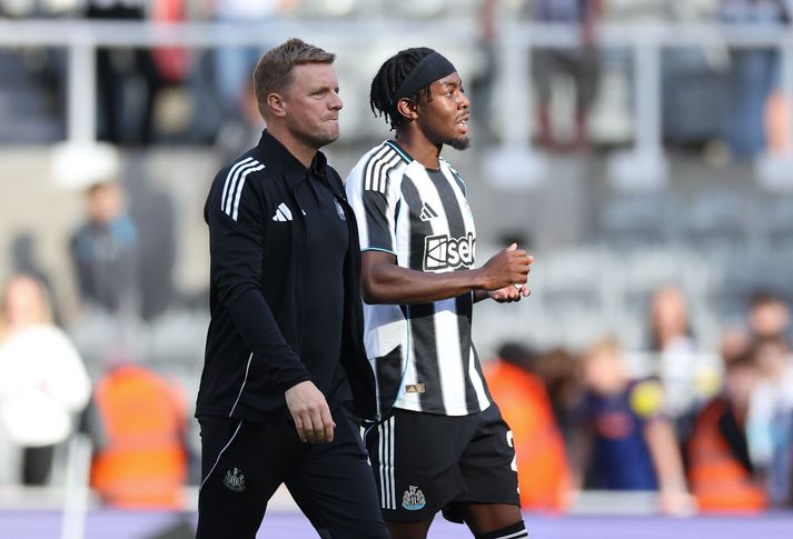 Pre-season Friendlies - Newcastle United vs Atletico de Madrid epa12291489 Newcastle United manager Eddie Howe (L) with Anthony Elanga of Newcastle United (R) after a pre-season friendly soccer match between Newcastle United and Atletico de Madrid in Newcastle, Britain, 09 August 2025.  EPA/ADAM VAUGHAN