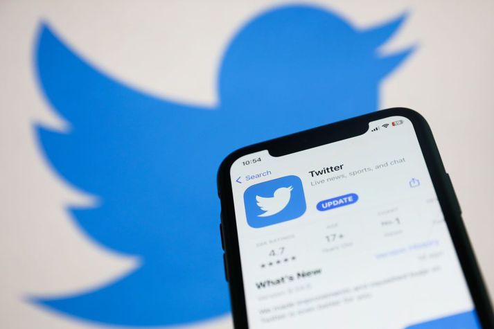 Twitter í snjallforritaverslun Apple. Samfélagsmiðillinn gæti verið fjarlægður þaðan ef Apple telur hann brjóta notendaskilmála sína, þar á meðal um ofbeldi og hatursorðræðu.