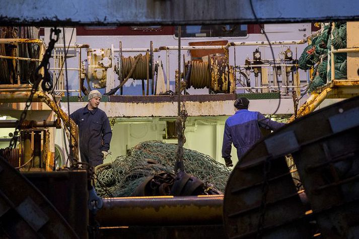 Útvegsmenn vilja breyta hluaskipakerfinu á þá lund að sjómenn taki þátt í auknum olíukostnaði og greiðslu veiðigjalda. Sjómenn segja það ekki koma til greina. 