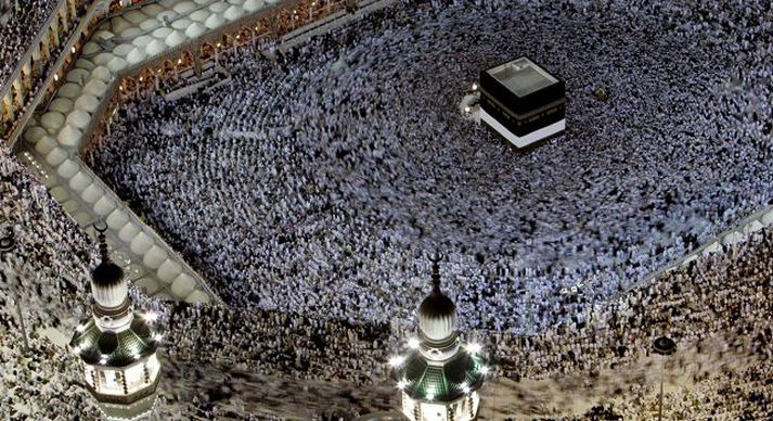 Gengið umhverfis helgidóminn í Mekka. Gífurlegur mannfjöldi safnast saman ár hvert í Mekka í Sádi-Arabíu þegar múslímar halda þangað í pílagrímaför sína. Í ár er reiknað með að þrjár milljónir manna leggi leið sína þangað.