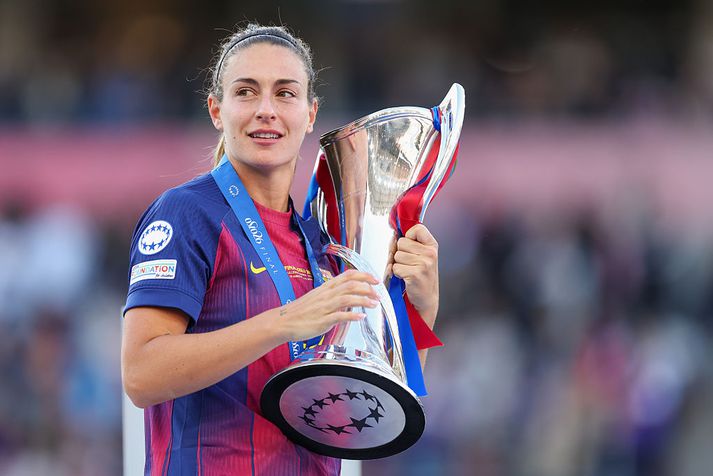 Alexia Putellas með verðlaunagripinn sem hún þekkir svo vel, eftir sigur Barcelona á Lyon í Meistaradeild Evrópu á laugardaginn.