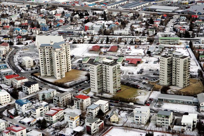 Fjórar íbúðir eru í húsinu og hefur maðurinn átt íbúðina í kjallara hússins frá árinu 2005. 