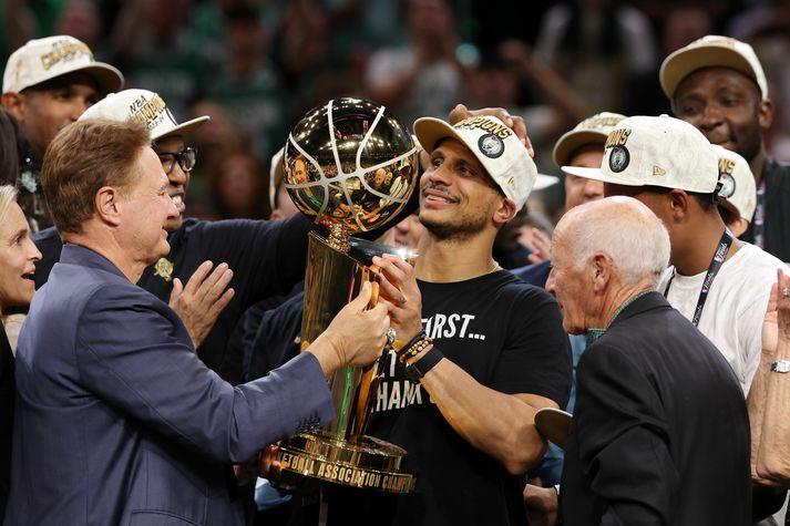 Joe Mazzulla, þjálfari Boston Celtics, lyftir hér NBA bikarnum eftir sigur liðsins í fimmta leiknum á móti Dallas Mavericks.