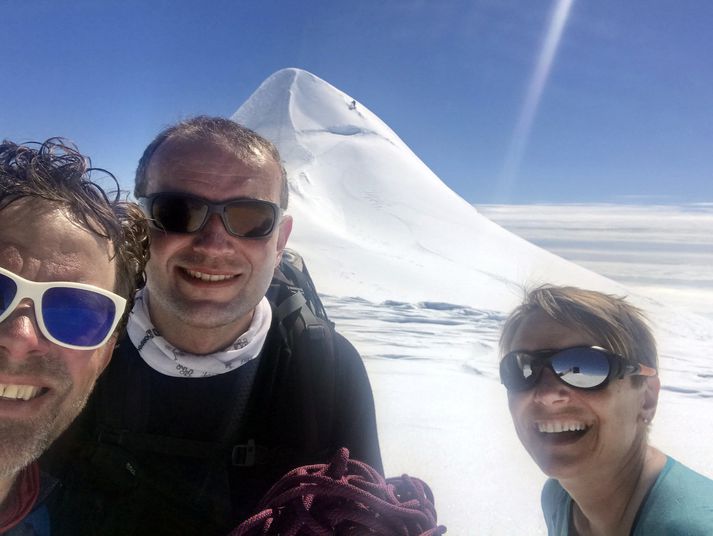 Tómas, Guðni og Brynhildur henti í eina "selfie“ á leiðinni niður.