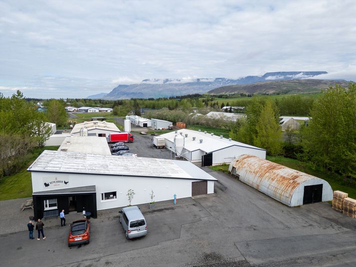 Brotist var inn aðfaranótt mánudags í búið sem er staðsett í Mosfellsbæ. 