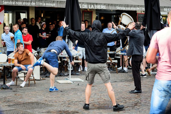 Rússnesk boltabulla kastar stól í átt að Englendingum í Lille.