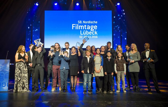 Hjartasteinshópurinn kominn saman á sviðinu í Lübeck á Norrænu kvikmyndadögunum þar sem Hjartasteinn hreppti aðalverðlaunin.