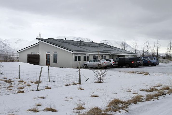 Háholt í Skagafirði. Þrjú meðferðarheimili eru á landinu fyrir unga fanga og eru þau öll staðsett í landsbyggðunum. Að mati Ríkisendurskoðunar þarf að halda vel á spöðunum og skapa viðunandi úrræði fyrir unga fanga.