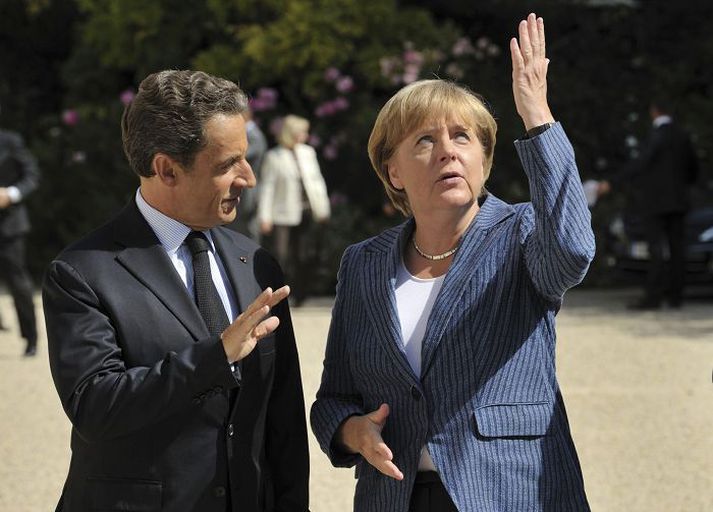 Sarkozy og Merkel kölluðu eftir sameiginlegri hagstjórn evruríkjanna til að verja sameiginlegan gjaldmiðil. Hér sést Sarkozy taka á móti Merkel við komuna til Elysée-hallar í París.