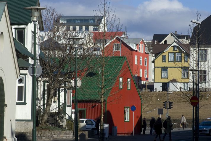 Greinarhöfundur virðist mjög hrifinn af bárujárnshúsunum í Reykjavík.