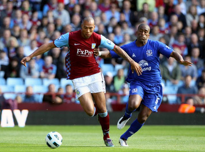 John Carew, til vinstri, í leik með Aston Villa.