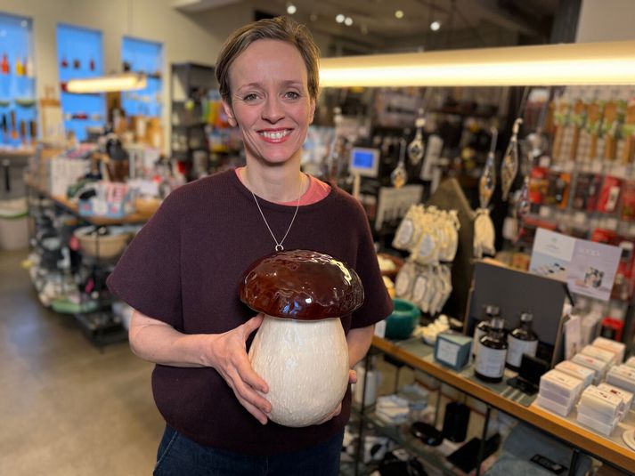 Halla Gunnarsdóttir, formaður VR, gefur sjálfri sér 10 í einkunn sem húmoristi, enda kosin fyndnasta stelpan í Gaggó Mos á sínum tíma. Hér á vappi með svepp í Kokku.