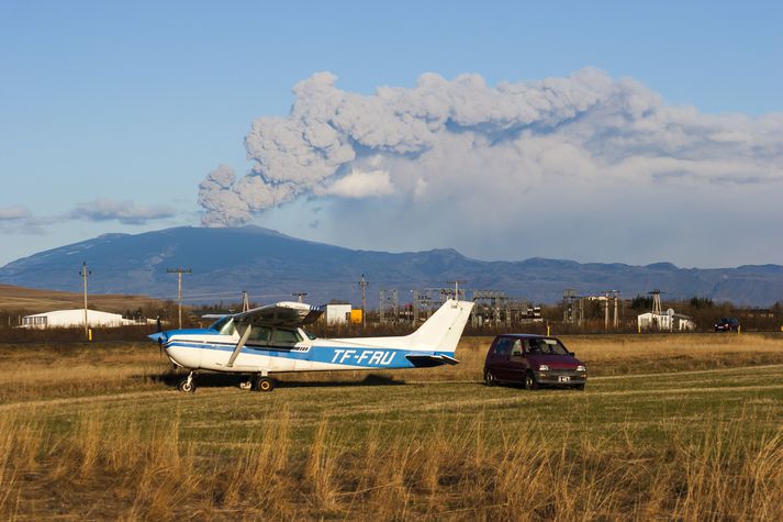 Frúin hans Ómars Ragnarssonar, TF-FRU, er af gerðinni Cessna 172 Skyhawk. Ljósmyndina tók Eggert Norðdahl á túni við Hvolsvöll vorið 2010 þegar Ómar var í ljósmyndaflugi í kringum eldgosið í Eyjafjallajökli.