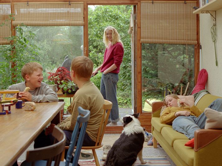 Ástin sem eftir er fangar frábærlega hversdagslegar stundir fjölskyldu á fyndinn, skemmtilegan og hjartnæman máta.