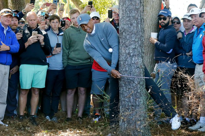 Tiger Woods í erfiðri stöðu en leysti þetta vel.