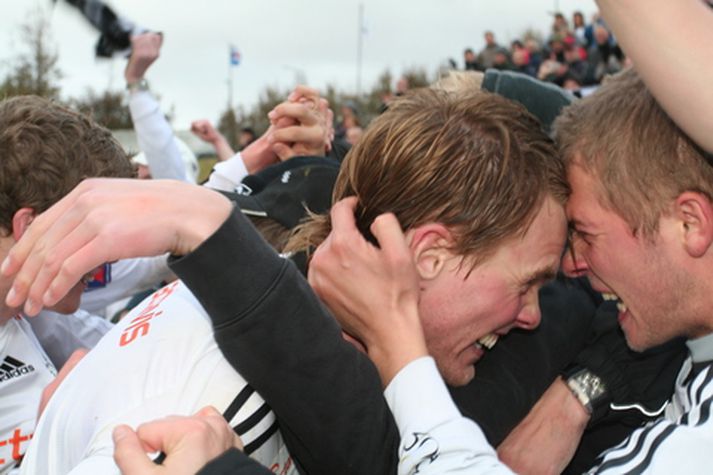Davíð Þór Viðarsson fagnar með stuðningsmönnum FH.