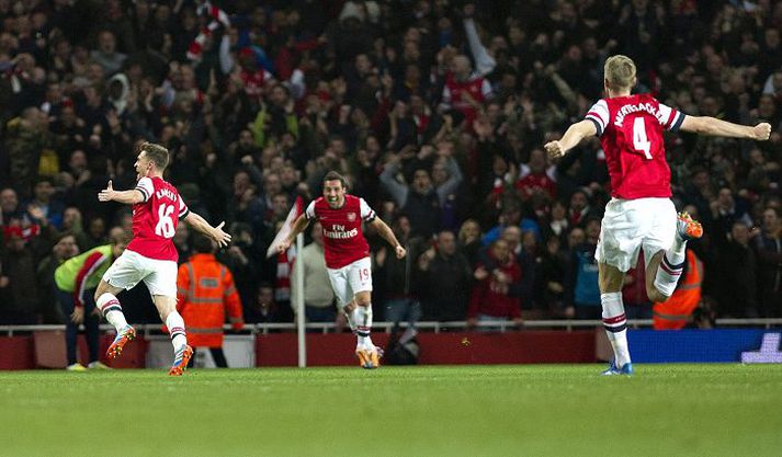 Santi Cazorla og Aaron Ramsey fagna hér marki Ramseys í sigrinum á Liverpool.