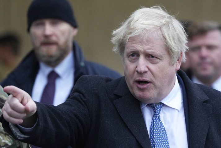 Boris Johnson sagði af sér sem leiðtogi Íhaldsflokksins í dag. Hann mun þó halda áfram að gegna embætti forsætisráðherra þar til nýr leiðtogi verður kosinn. 